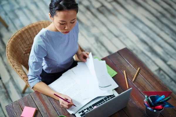 Jeune Femme Regardant Dans Les Journaux Prenant Des Notes Par — Photo