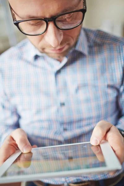 Zbliżenie Skoncentrowany Biznesmenów Średnim Wieku Okularach Otwieranie Pliku Tablecie Lub — Zdjęcie stockowe