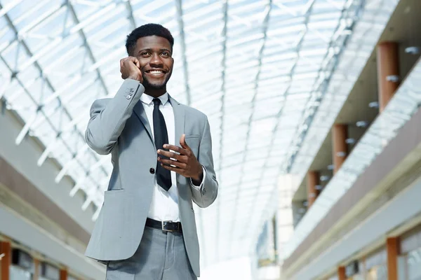 Líder Empresarial Confiable Llamando Por Teléfono Celular —  Fotos de Stock