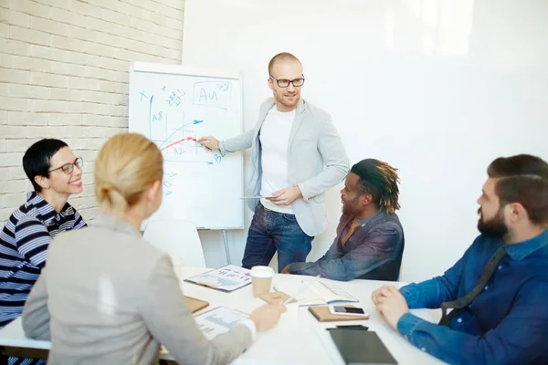 Análisis Los Resultados Del Trabajo Empresario Confiado Pie Tablero Borrado —  Fotos de Stock