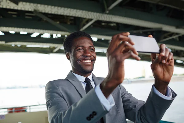 Empreendedor Afro Americano Alegre Terno Clássico Tirando Selfie Smartphone Enquanto — Fotografia de Stock