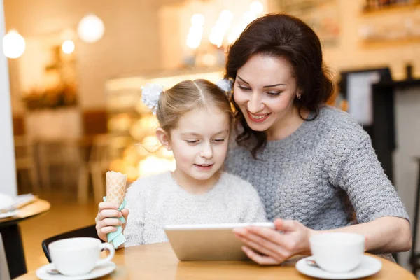 Menina Com Sorvete Sua Mãe Assistindo Algo Online Touchpad — Fotografia de Stock