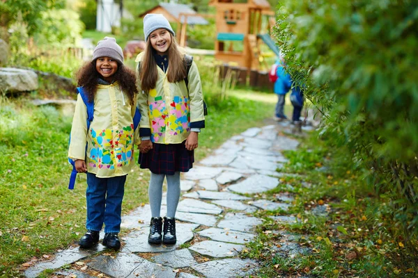 Vriendelijke Schoolmeisjes Gele Regenjassen Naar School Gaan — Stockfoto