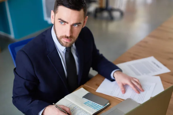 Economista Concentrado Pensando Los Datos Mientras Planifica Trabajo — Foto de Stock