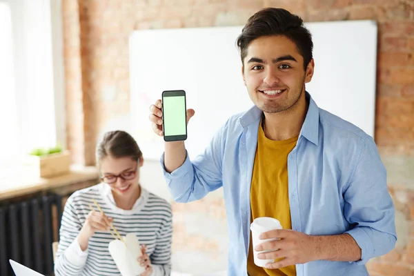 Cara Moderno Com Bebida Mostrando Mensagem Promocional Seu Smartphone — Fotografia de Stock