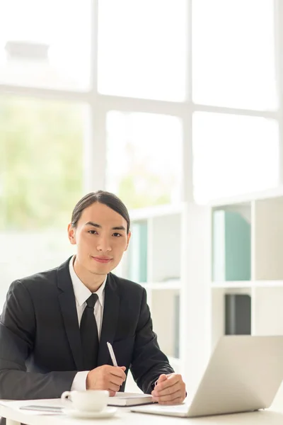 Junge Finanzexpertin Sitzt Mit Laptop Arbeitsplatz — Stockfoto