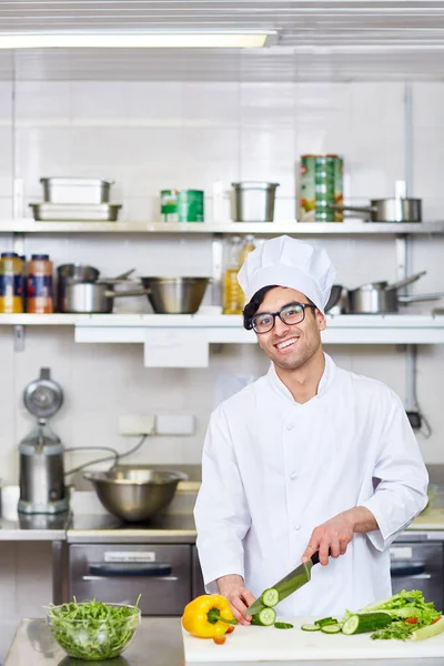 Chef Feliz Trabalhando Cozinha Restaurante — Fotografia de Stock