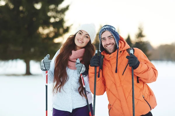 カメラを見て Winterwear でスキーヤーのうれしそうな好色なカップル — ストック写真