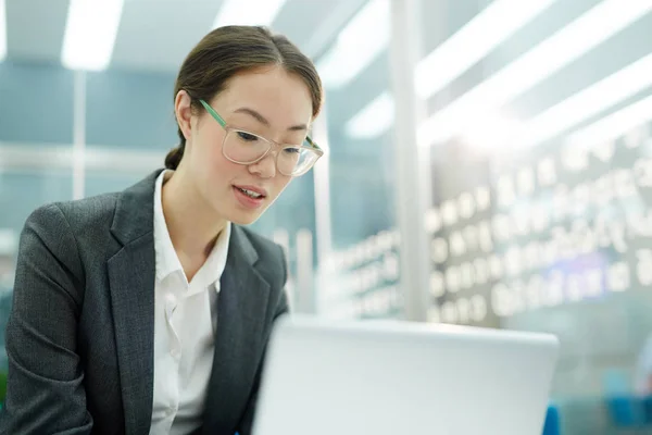 Jungunternehmerin Mit Brille Vernetzt Sich Büro — Stockfoto