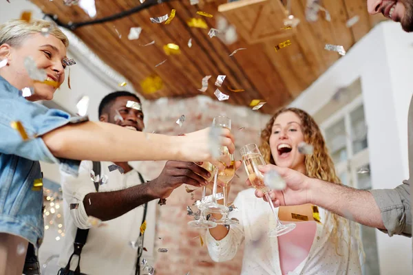 Grupp Glada Vänner Muntras Upp Med Flöjter Champagne Fest — Stockfoto