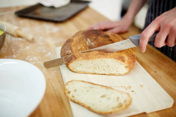 Baker Cięcia Bochenek Chrupiący Chleb Desce — Zdjęcie stockowe