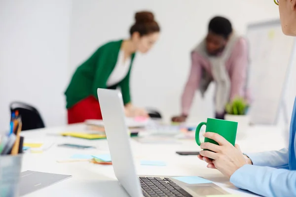 Händerna Specialist Med Mugg Och Öppna Laptop Bakgrunden Arbetande Människor — Stockfoto