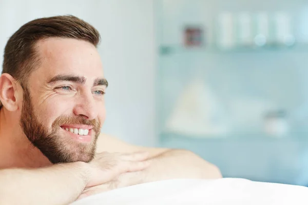 Hombre Sonriente Disfrutando Del Procedimiento Estrés Mientras Relaja Salón Spa —  Fotos de Stock