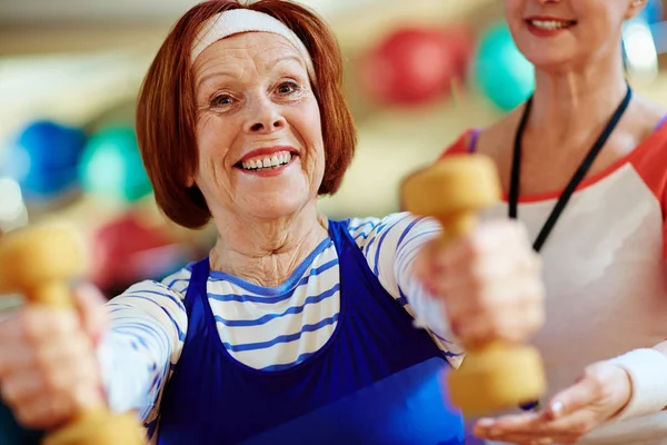 Gelukkig Volwassen Vrouw Met Warming Met Trainer Buurt Van Door — Stockfoto