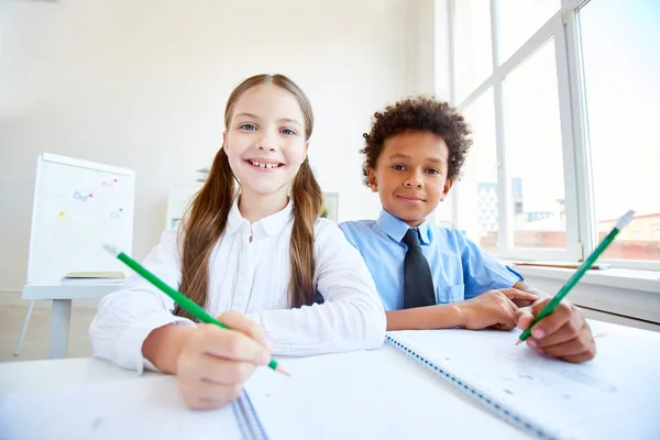 Glückliche Schulfreunde Zeichnen Mit Bleistift Textbüchern — Stockfoto