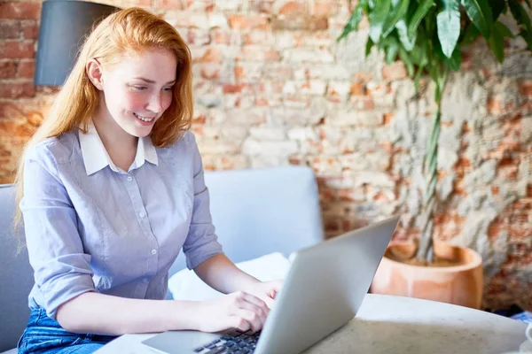 Joven Especialista Feliz Mirando Través Vacantes Línea Cafetería — Foto de Stock