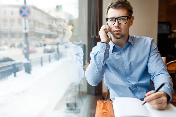 Junger Arbeitsloser Mann Verabredet Sich Telefon Mit Arbeitgeber — Stockfoto