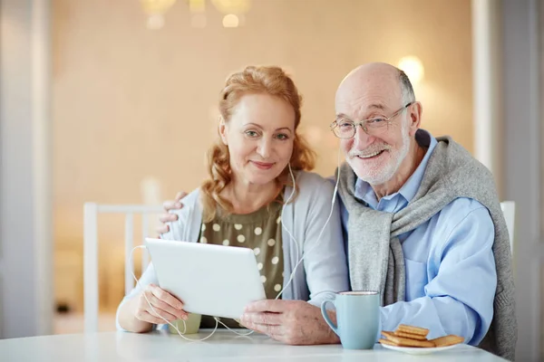 Feliz Pareja Madura Con Touchpad Auriculares Viendo Vídeo — Foto de Stock