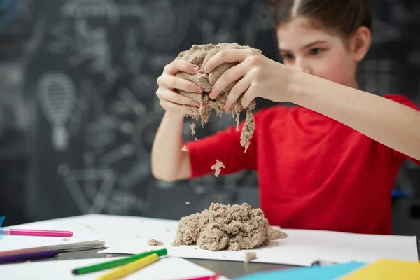 Retrato Niña Jugando Con Arena Cinética Durante Clase Arte Centro — Foto de Stock