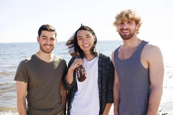 Glada Killar Tittar Kameran Bakgrund Havet Sommaren Helgen — Stockfoto