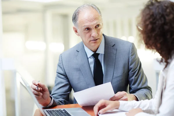 Esperto Maturo Consulta Suo Subordinato Sui Dati Progetto — Foto Stock