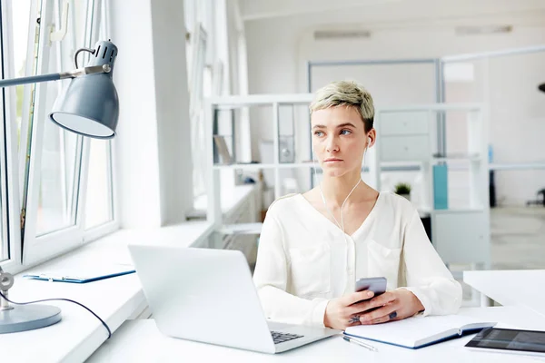 Administrador Oficina Móvil Con Auriculares Escuchando Música Por Lugar Trabajo — Foto de Stock