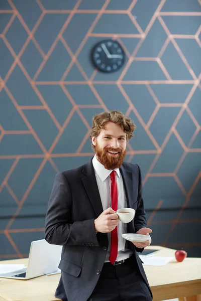 Empresário Barbudo Feliz Com Xícara Café Tendo Pausa — Fotografia de Stock