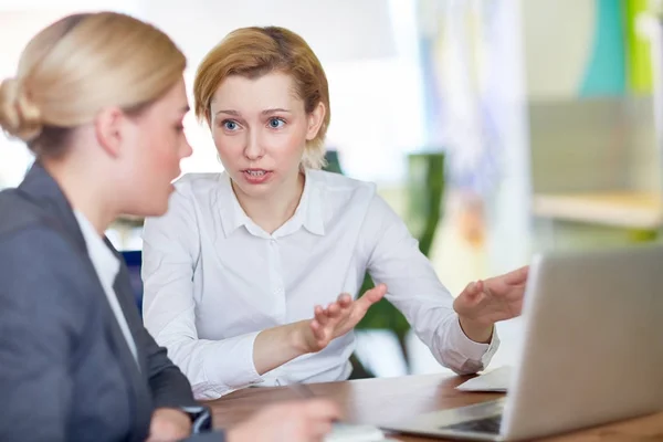 Affärskvinna Dela Hennes Idéer Med Kollega Och Förklara Data — Stockfoto