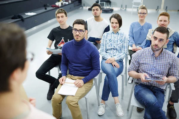 Grupo Aprendizes Inteligentes Ouvindo Explicações Seu Mentor — Fotografia de Stock