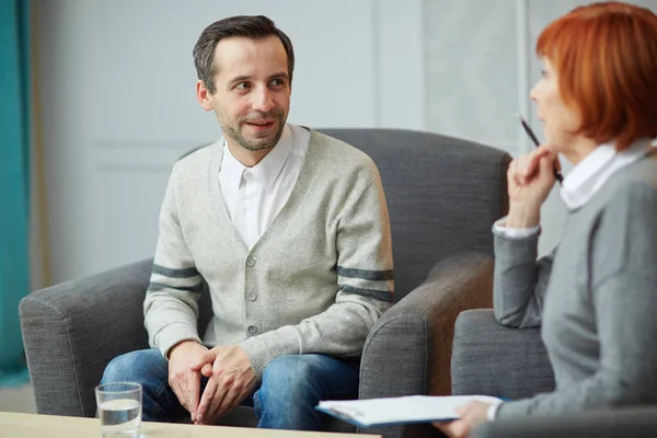 Ung Man Diskuterar Sina Problem Med Psykiater — Stockfoto