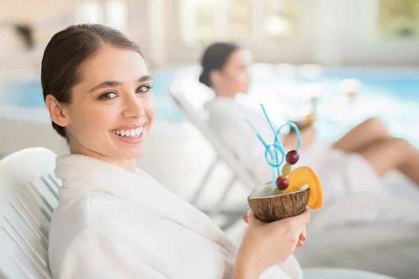 Chica Feliz Con Cóctel Tropical Coco Disfrutando Vacaciones Balneario — Foto de Stock