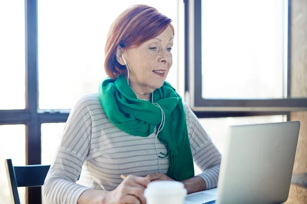 Senior Kobieta Słuchawki Patrząc Wyświetlacz Laptopa — Zdjęcie stockowe