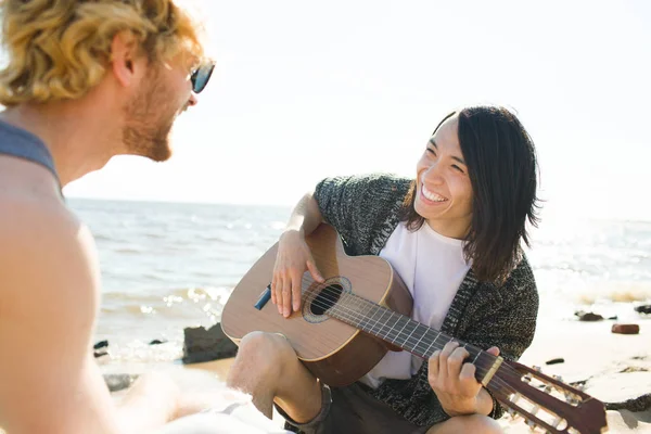 Jonge Jongens Genieten Van Gitaarmuziek Zang Het Strand Zomerdag — Stockfoto