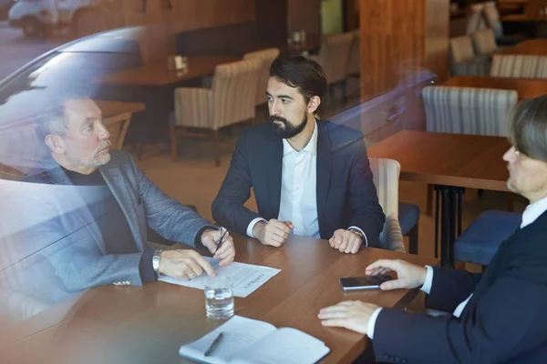 Три Бородатых Бизнесмена Обсуждают Детали Контракта Перед Подписанием Время Встречи — стоковое фото