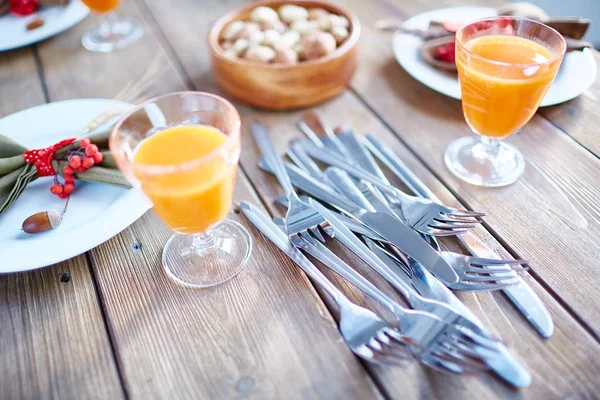 Besteck Auf Holztisch Mit Saft Gläsern Und Tellern Mit Servietten — Stockfoto