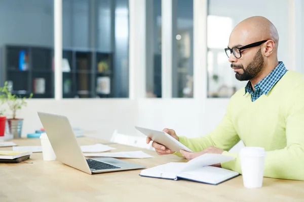 Businessman Concentrating Network Analyzing Online Data — Stock Photo, Image