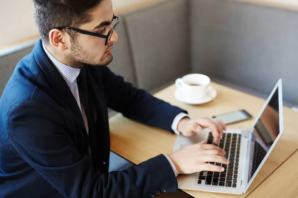 Biznesmen Koncentrując Się Sieci Lub Odczytywania Danych Online — Zdjęcie stockowe