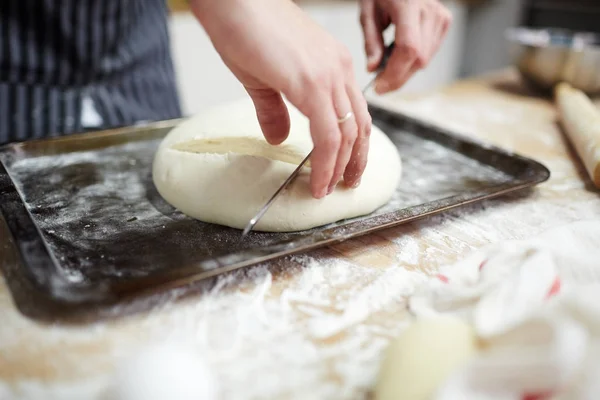 Baker Dokonywanie Cięć Szczycie Surowy Kok Pszenna — Zdjęcie stockowe