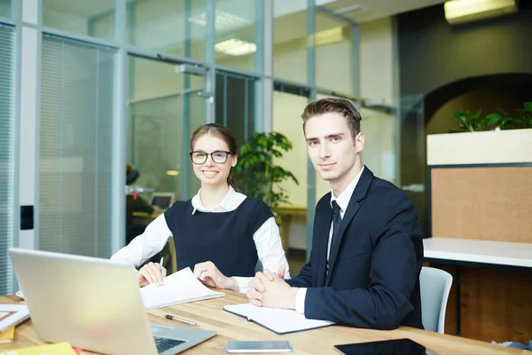 Zwei Glückliche Manager Die Nach Ihrem Arbeitsplatz Büro Suchen — Stockfoto