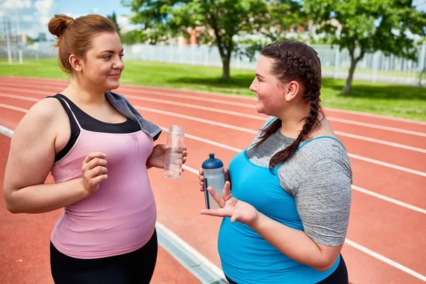 Conversa Duas Fêmeas Gordas Activewear Água Potável Após Treinamento — Fotografia de Stock