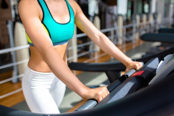 Mujer Joven Delgada Ropa Deportiva Corriendo Cinta Correr Club Deportivo —  Fotos de Stock