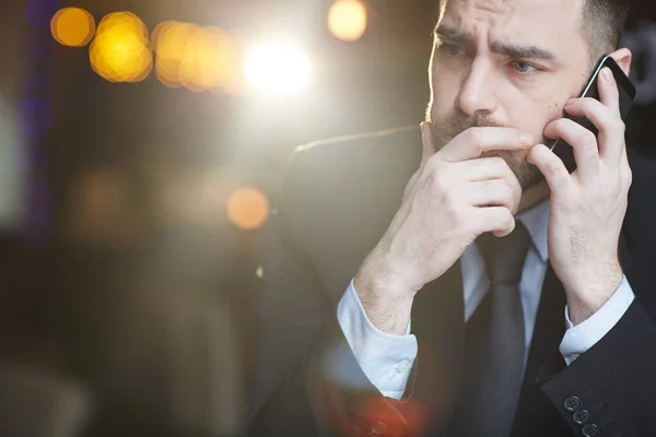 Retrato Hombre Negocios Barbudo Moderno Que Parece Confundido Problemático Mientras — Foto de Stock