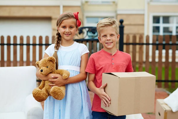 Little Boy Box His Sister Teddybear Looking Camera Relocation — Stock Photo, Image