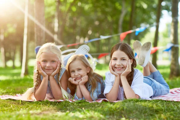Três Meninas Bonitos Relaxar Parque Infantil Desfrutar Dia Verão — Fotografia de Stock