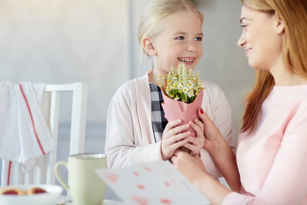 Riendo Chica Dando Madre Ramo Flores Silvestres — Foto de Stock