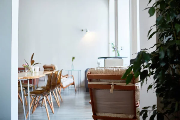 Interior Del Restaurante Moderno Con Diseño Elegante Ventanas Panorámicas Mesa — Foto de Stock
