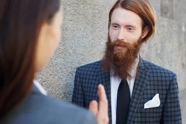 Empresário Bem Vestido Com Barba Negociando Com Parceiro — Fotografia de Stock