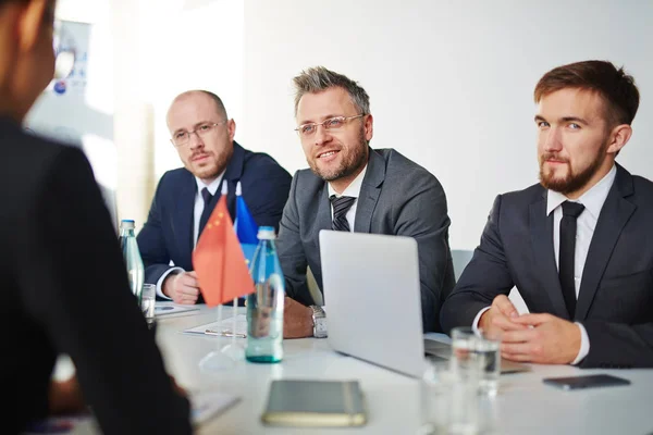 Grupo Delegados Escuchando Uno Los Líderes Políticos — Foto de Stock