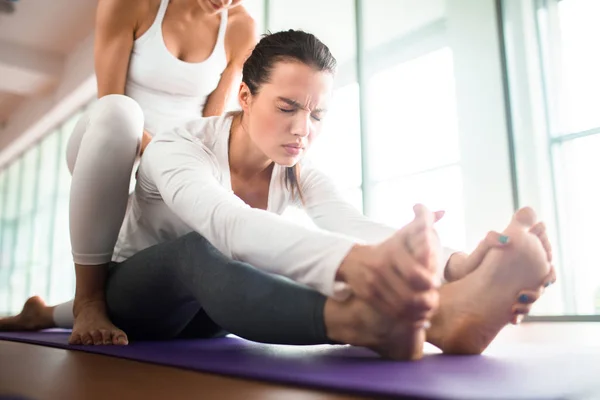 Schwitzende Mädchen Die Sich Anstrengen Während Sie Mit Ihrem Trainer — Stockfoto