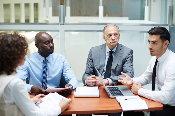 Selbstbewusster Coach Der Seinem Kollegen Beim Briefing Ratschläge Gibt Und — Stockfoto